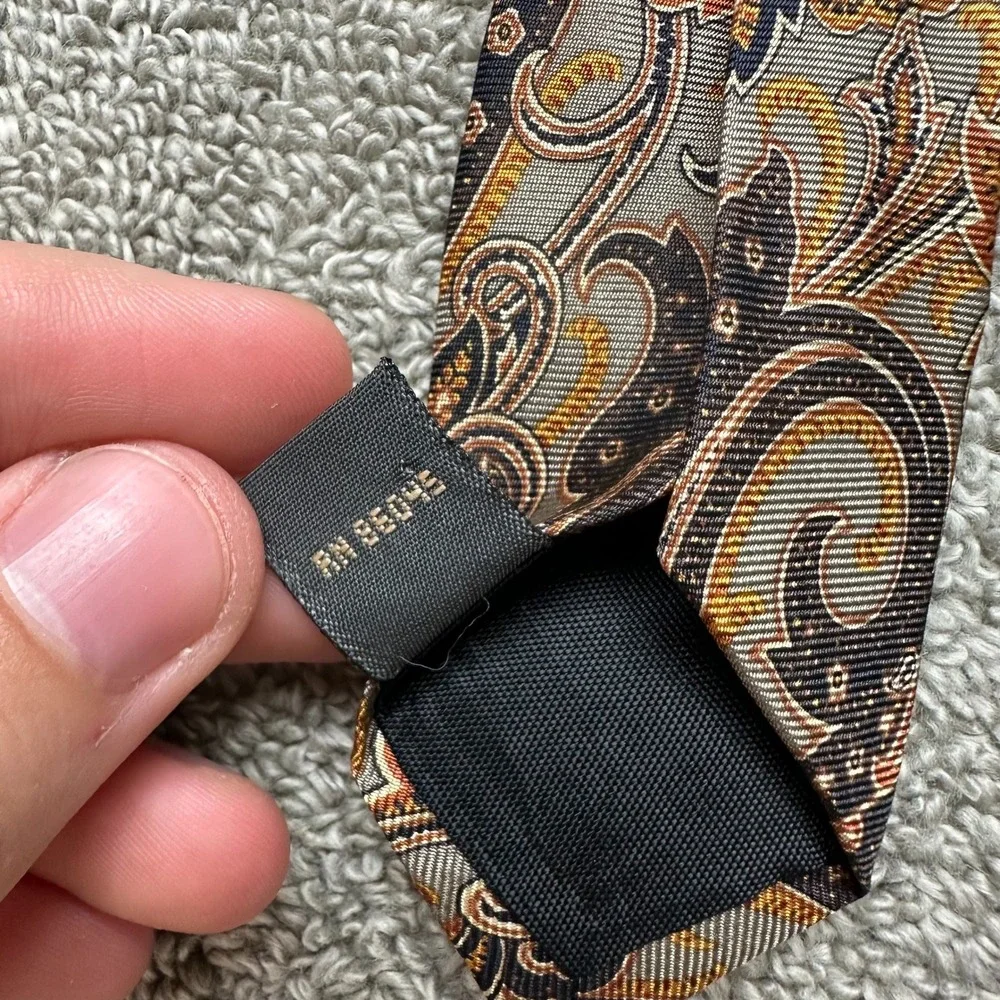Wilsons of Wickford Mens Silk Paisley Tie Gold Tan Black Hand Sewn USA RN 88045